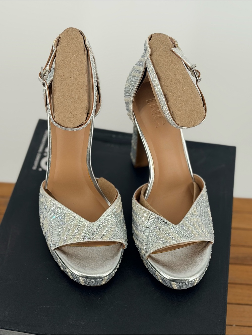 New INC International Concepts Silver NINE PEAR BLNG Platform Sandals size 7.5M